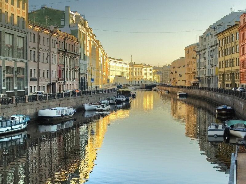 KRALİÇE: ST PETERSBURG PC (LED)